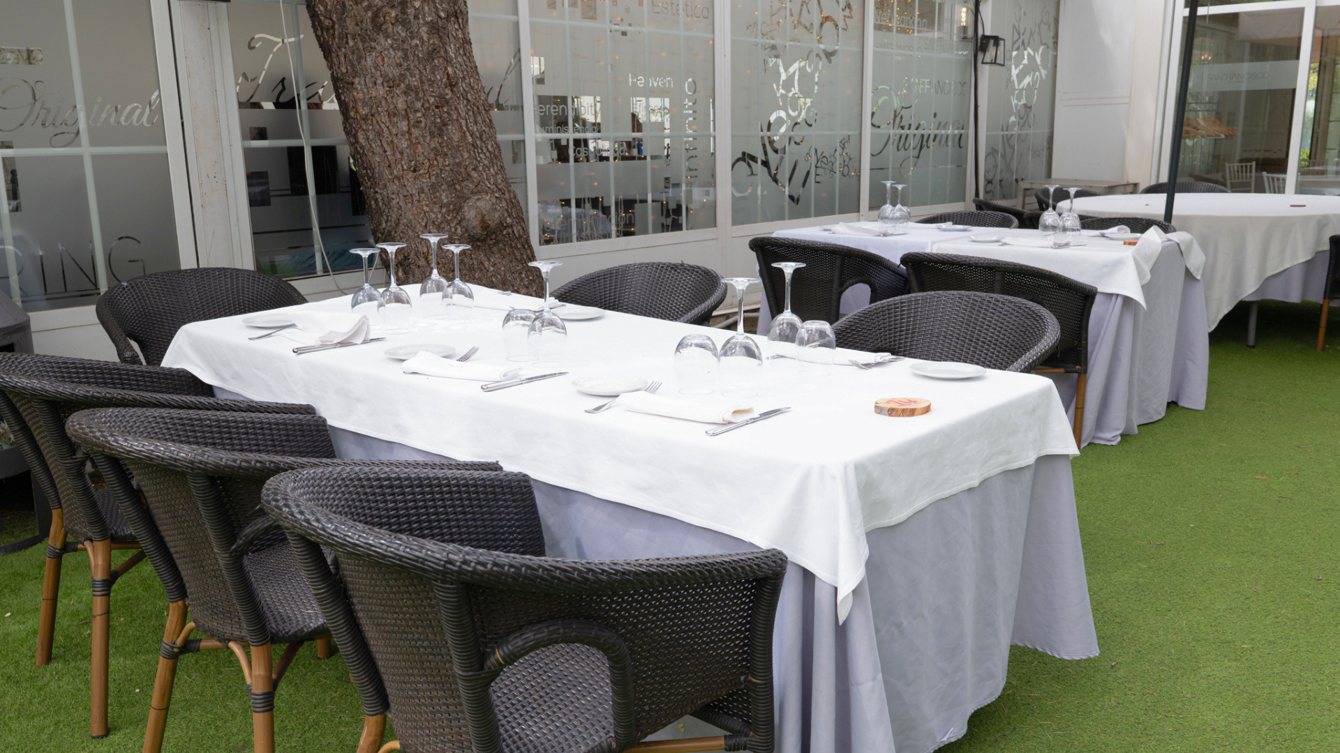 Rincón ajardinado del restaurante